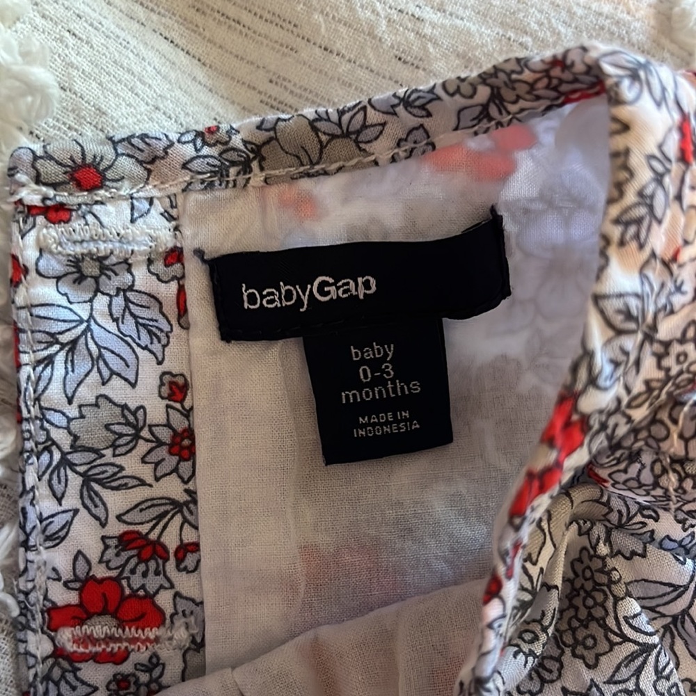 4 Baby Gap outfits (3 dresses, one romper) - Picture 10 of 11